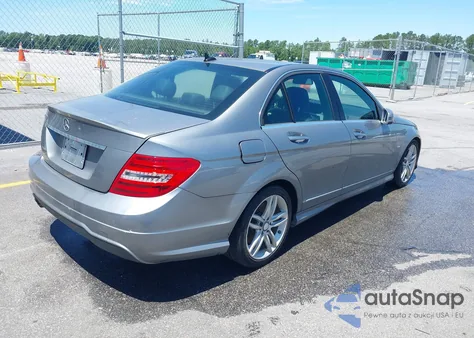 2012 Mercedes-Benz C 250 Luxury/Sport z USA, uszkodzony, nr VIN WDDGF4HB0CR223977